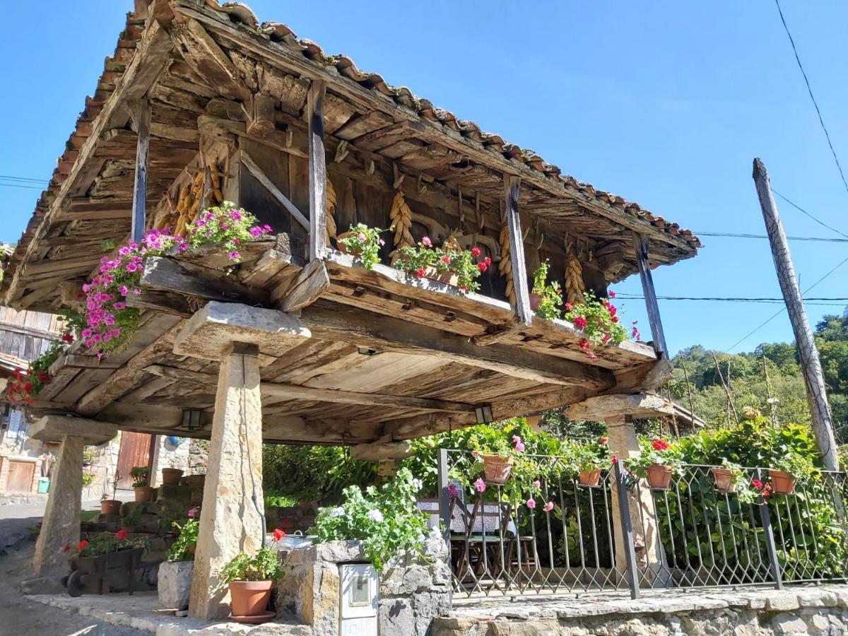 El Colladin Guest House Llerices Exterior photo